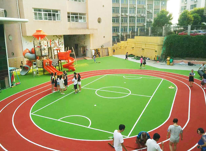 什么種類和多高的人造草坪合適幼兒園使用呢？